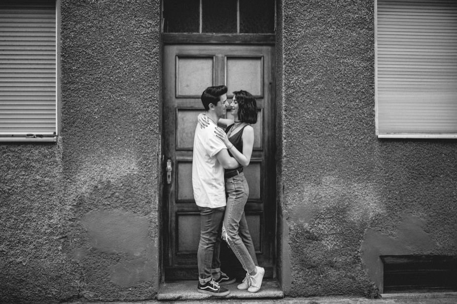 Urban Couple Shot Streetstyle Nuernberg Engagementshot Paerchenshot Grossstadtliebe 02
