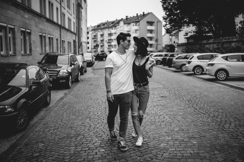 Urban Couple Shot Streetstyle Nuernberg Engagementshot Paerchenshot Grossstadtliebe 34