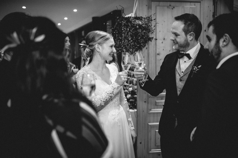 Hochzeitsfotos Gut Ludwigsruhe Jagstmuehle Vintagewedding Barnwedding Winterhochzeit Freie Trauung Bonheger Hochzeitsfotos Spiegelhof Fotografie 48