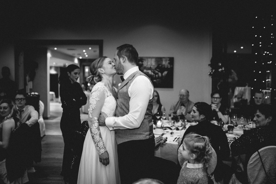 Hochzeitsfotos Gut Ludwigsruhe Jagstmuehle Vintagewedding Barnwedding Winterhochzeit Freie Trauung Bonheger Hochzeitsfotos Spiegelhof Fotografie 52