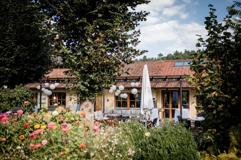 Spaetsommer Hochzeitsfotos Pflugsmuehle Heammerleinsmuehle Vintagewedding Ansbach Hochzeitsfotos Scheunenhochzeit Spiegelhof Fotografie 40