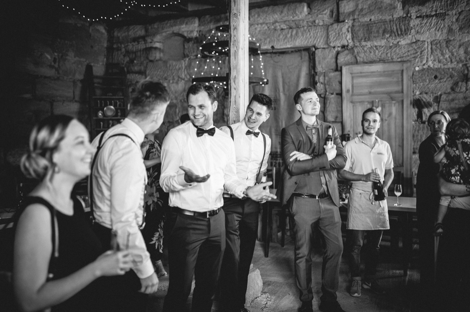 Spaetsommer Hochzeitsfotos Pflugsmuehle Heammerleinsmuehle Vintagewedding Ansbach Hochzeitsfotos Scheunenhochzeit Spiegelhof Fotografie 56