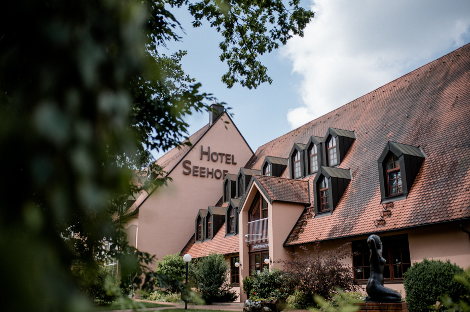 Hochzeitsfotograf Gunzenhausen Freie Trauung Am See Brombachsee Hochzeitsfotograf Vintagewedding Destination Wedding Sommerhochzeit Hochzeitsfotos Im Regen Spiegelhof Fotografie 02