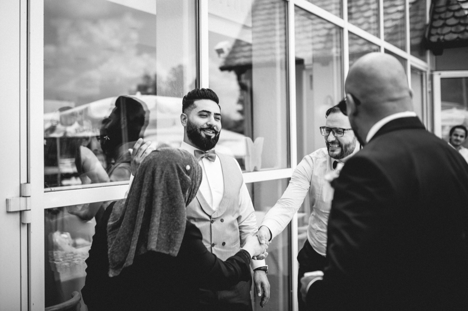 Freie Trauung Am See Brombachsee Hochzeitsfotograf Vintagewedding Destination Wedding Sommerhochzeit Hochzeitsfotos Im Regen Spiegelhof Fotografie 18
