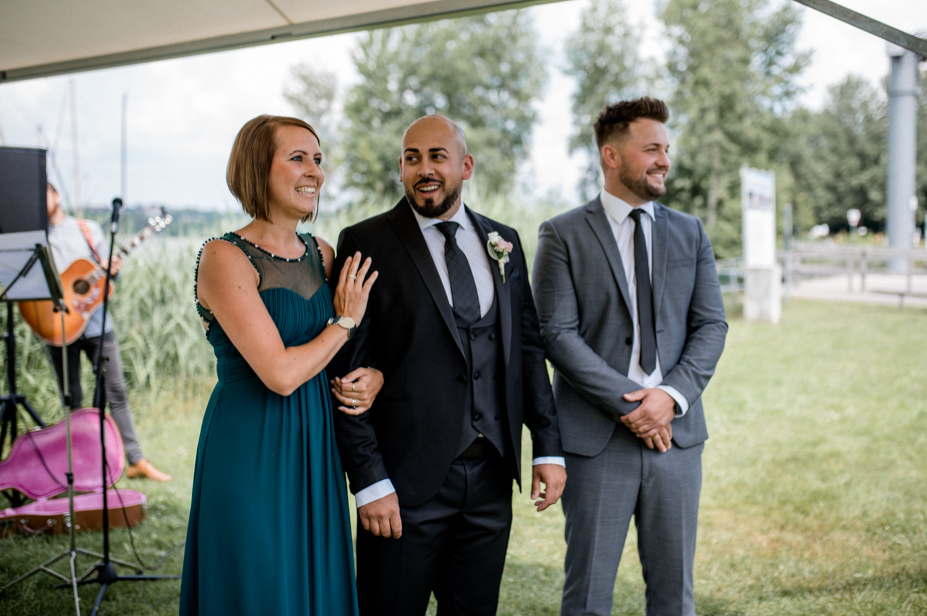 Freie Trauung Am See Brombachsee Hochzeitsfotograf Vintagewedding Destination Wedding Sommerhochzeit Hochzeitsfotos Im Regen Spiegelhof Fotografie 21