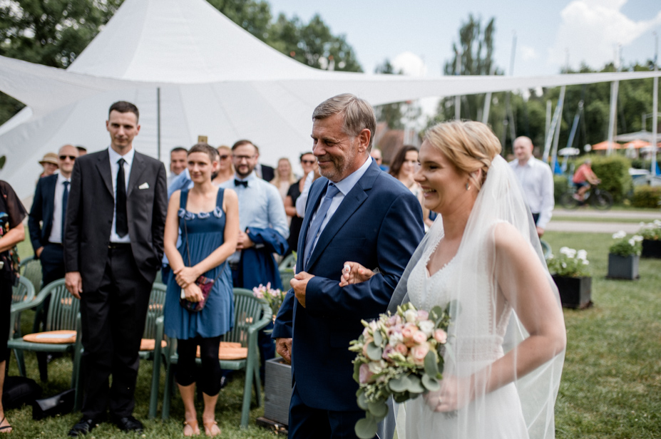 Freie Trauung Am See Brombachsee Hochzeitsfotograf Vintagewedding Destination Wedding Sommerhochzeit Hochzeitsfotos Im Regen Spiegelhof Fotografie 22
