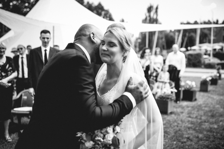 Freie Trauung Am See Brombachsee Hochzeitsfotograf Vintagewedding Destination Wedding Sommerhochzeit Hochzeitsfotos Im Regen Spiegelhof Fotografie 23