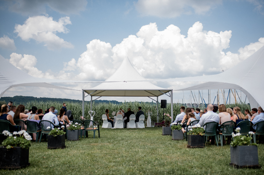 Freie Trauung Am See Brombachsee Hochzeitsfotograf Vintagewedding Destination Wedding Sommerhochzeit Hochzeitsfotos Im Regen Spiegelhof Fotografie 24