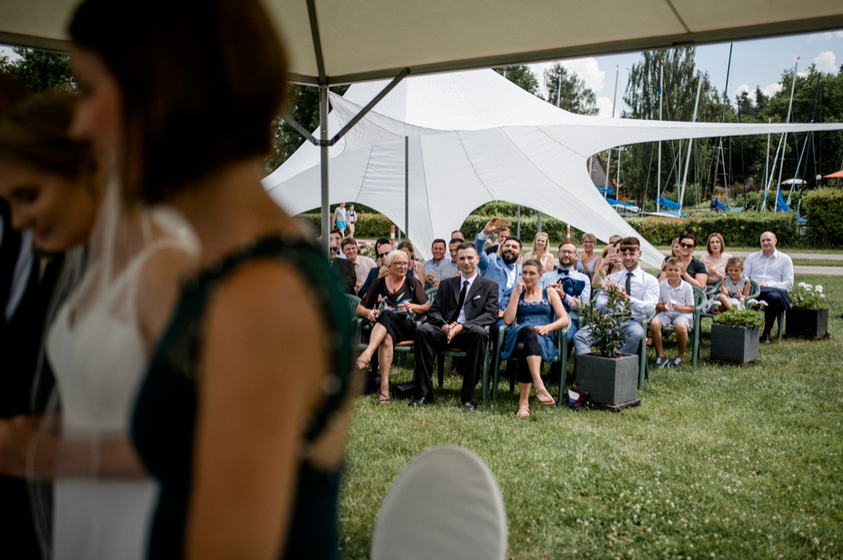 Freie Trauung Am See Brombachsee Hochzeitsfotograf Vintagewedding Destination Wedding Sommerhochzeit Hochzeitsfotos Im Regen Spiegelhof Fotografie 26
