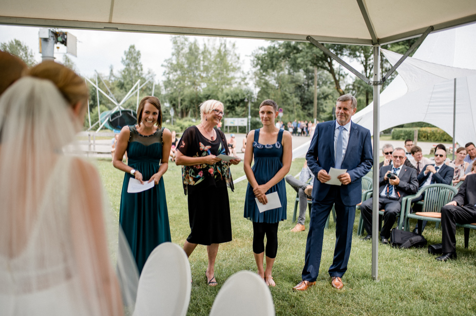Freie Trauung Am See Brombachsee Hochzeitsfotograf Vintagewedding Destination Wedding Sommerhochzeit Hochzeitsfotos Im Regen Spiegelhof Fotografie 29