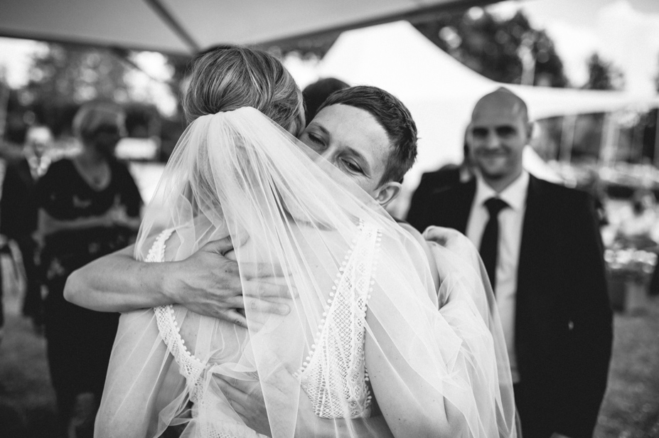 Freie Trauung Am See Brombachsee Hochzeitsfotograf Vintagewedding Destination Wedding Sommerhochzeit Hochzeitsfotos Im Regen Spiegelhof Fotografie 32