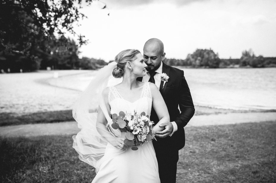 Freie Trauung Am See Brombachsee Hochzeitsfotograf Vintagewedding Destination Wedding Sommerhochzeit Hochzeitsfotos Im Regen Spiegelhof Fotografie 35