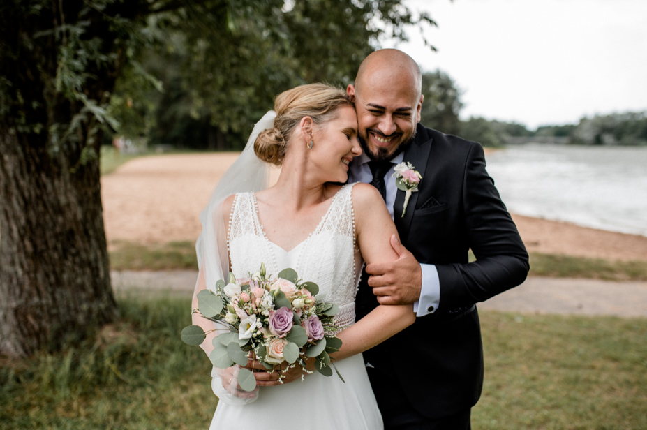 Freie Trauung Am See Brombachsee Hochzeitsfotograf Vintagewedding Destination Wedding Sommerhochzeit Hochzeitsfotos Im Regen Spiegelhof Fotografie 36