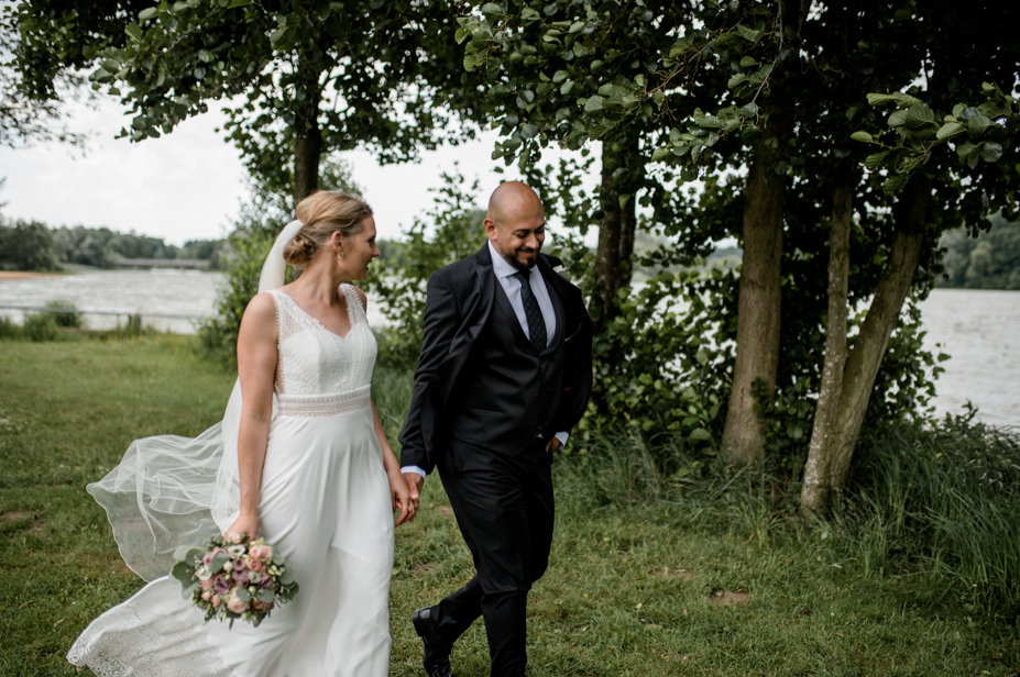 Freie Trauung Am See Brombachsee Hochzeitsfotograf Vintagewedding Destination Wedding Sommerhochzeit Hochzeitsfotos Im Regen Spiegelhof Fotografie 37