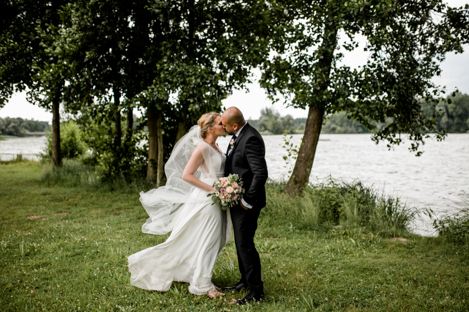 Hochzeitsfotograf Gunzenhausen Freie Trauung Am See Brombachsee Hochzeitsfotograf Vintagewedding Destination Wedding Sommerhochzeit Hochzeitsfotos Im Regen Spiegelhof Fotografie 40