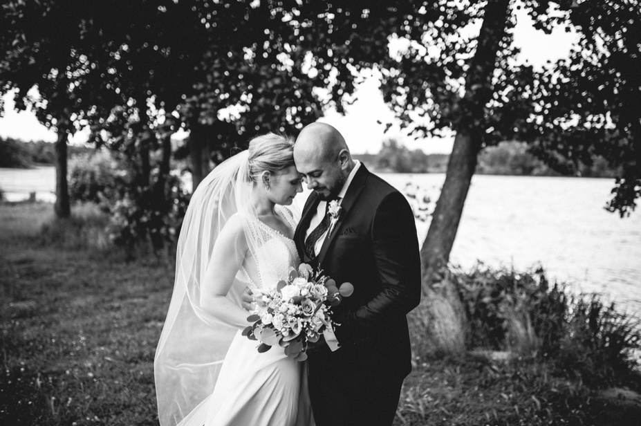 Hochzeitsfotograf Gunzenhausen Freie Trauung Am See Brombachsee Hochzeitsfotograf Vintagewedding Destination Wedding Sommerhochzeit Hochzeitsfotos Im Regen Spiegelhof Fotografie 41