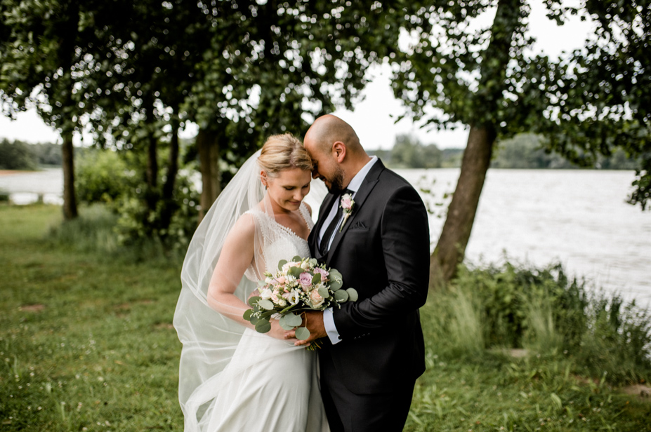 Hochzeitsfotograf Gunzenhausen Freie Trauung Am See Brombachsee Hochzeitsfotograf Vintagewedding Destination Wedding Sommerhochzeit Hochzeitsfotos Im Regen Spiegelhof Fotografie 42