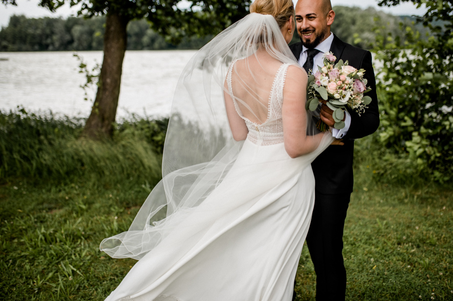 Freie Trauung Am See Brombachsee Hochzeitsfotograf Vintagewedding Destination Wedding Sommerhochzeit Hochzeitsfotos Im Regen Spiegelhof Fotografie 43