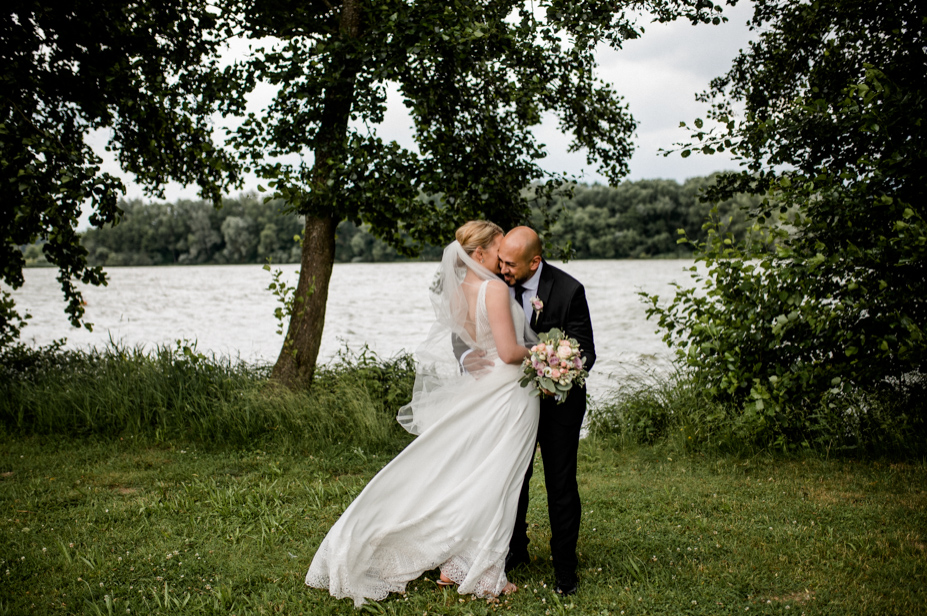 Freie Trauung Am See Brombachsee Hochzeitsfotograf Vintagewedding Destination Wedding Sommerhochzeit Hochzeitsfotos Im Regen Spiegelhof Fotografie 44