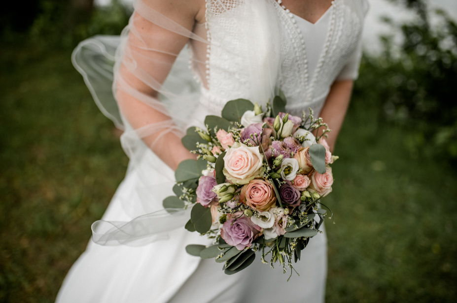 Freie Trauung Am See Brombachsee Hochzeitsfotograf Vintagewedding Destination Wedding Sommerhochzeit Hochzeitsfotos Im Regen Spiegelhof Fotografie 47