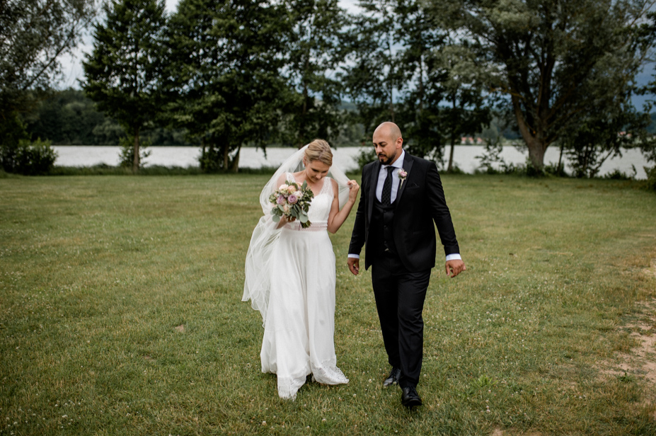 Freie Trauung Am See Brombachsee Hochzeitsfotograf Vintagewedding Destination Wedding Sommerhochzeit Hochzeitsfotos Im Regen Spiegelhof Fotografie 50