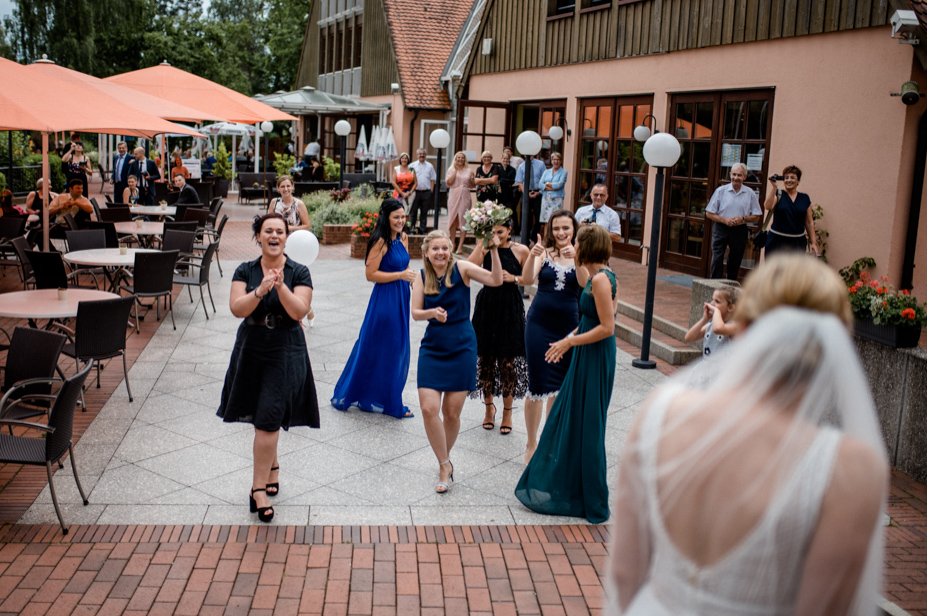 Freie Trauung Am See Brombachsee Hochzeitsfotograf Vintagewedding Destination Wedding Sommerhochzeit Hochzeitsfotos Im Regen Spiegelhof Fotografie 56