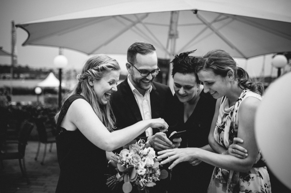 Freie Trauung Am See Brombachsee Hochzeitsfotograf Vintagewedding Destination Wedding Sommerhochzeit Hochzeitsfotos Im Regen Spiegelhof Fotografie 57