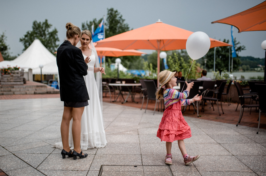Freie Trauung Am See Brombachsee Hochzeitsfotograf Vintagewedding Destination Wedding Sommerhochzeit Hochzeitsfotos Im Regen Spiegelhof Fotografie 58