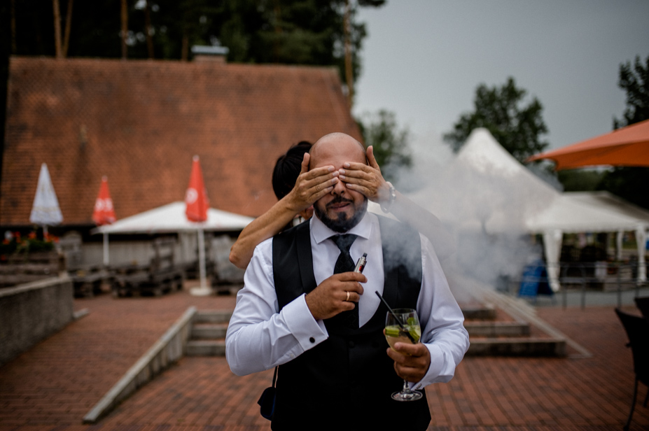 Freie Trauung Am See Brombachsee Hochzeitsfotograf Vintagewedding Destination Wedding Sommerhochzeit Hochzeitsfotos Im Regen Spiegelhof Fotografie 60
