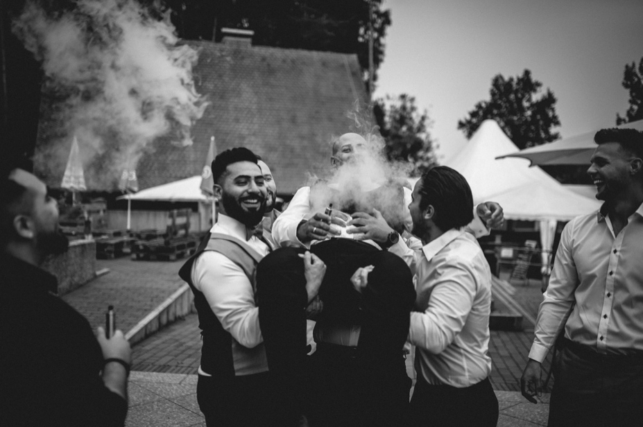 Freie Trauung Am See Brombachsee Hochzeitsfotograf Vintagewedding Destination Wedding Sommerhochzeit Hochzeitsfotos Im Regen Spiegelhof Fotografie 62