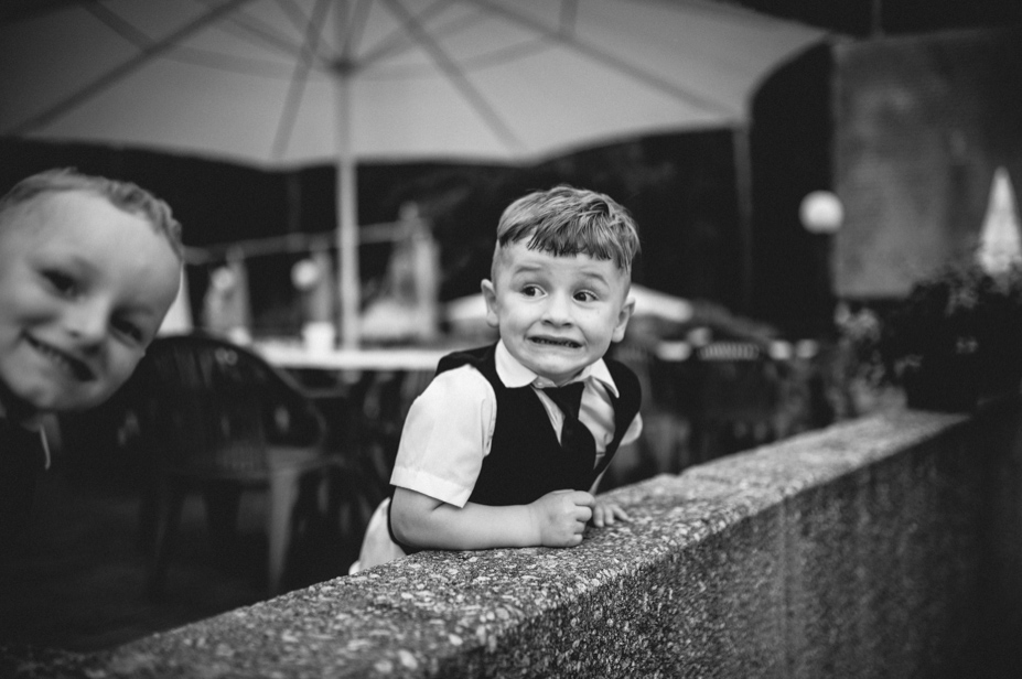 Freie Trauung Am See Brombachsee Hochzeitsfotograf Vintagewedding Destination Wedding Sommerhochzeit Hochzeitsfotos Im Regen Spiegelhof Fotografie 63