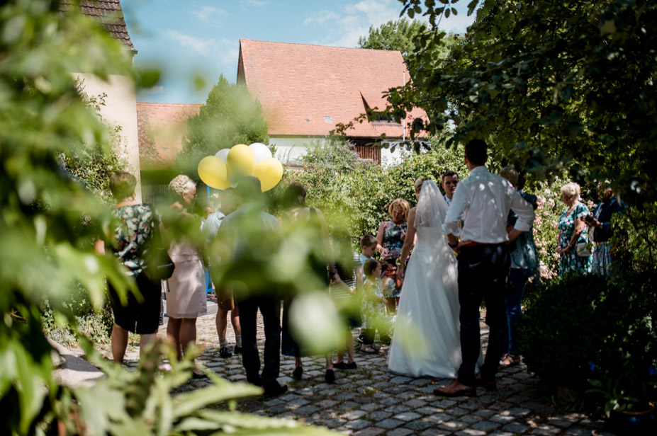 Hochzeitsreportage Nuernberg Gwaechshaus Hochzeitsfotos Zitronendeko Sommerhochzeit 28