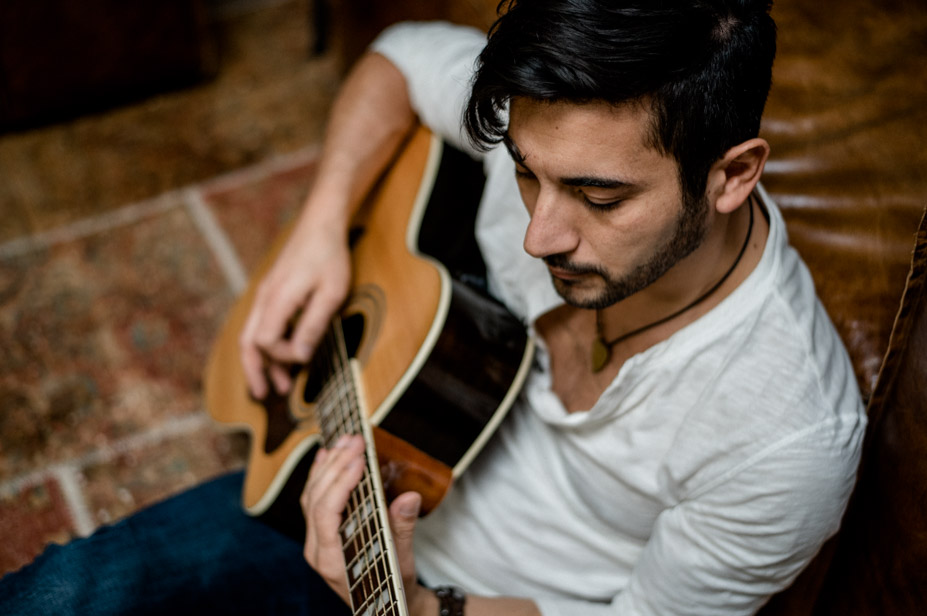 Alessandro Mega Kuenstler Portrait Ansbach Musiker Foto Italienische Musik Spiegelhof Fotografie 04