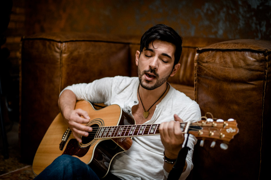 Alessandro Mega Kuenstler Portrait Ansbach Musiker Foto Italienische Musik Spiegelhof Fotografie 05